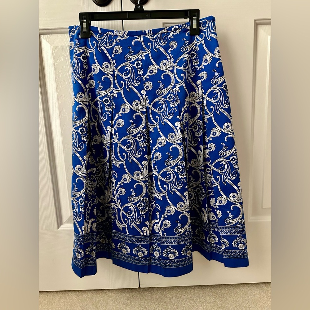 Investments, Lined, Pleated, Royal Blue & White Skirt.
Sz 12
Excellent Condition